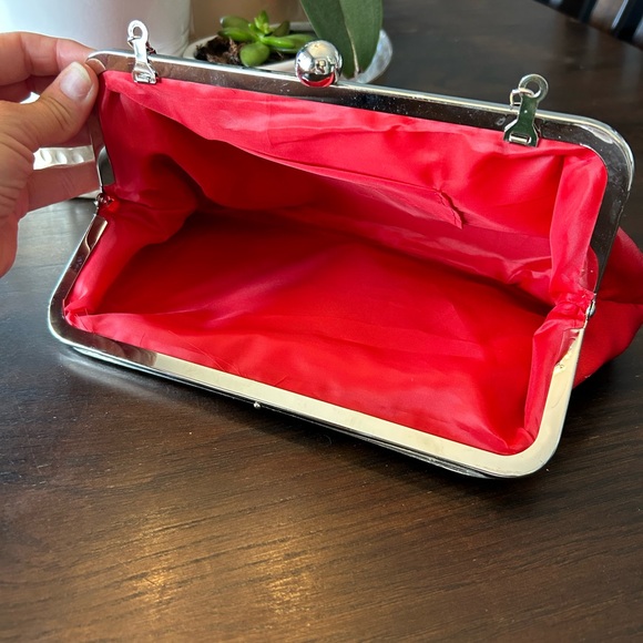 Red satin couch with removable chain strap - Picture 3 of 4